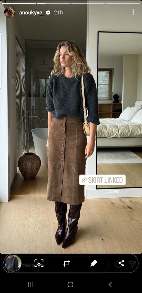 Brown Skirt Outfits, Brown Skirt Outfit, Suede Skirt Outfit, Mom Outfit Ideas, Skirt Outfit Fall, Mom Outfit, Winter Skirt Outfit, Brown Skirt, Skirt Trends