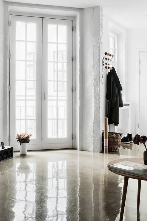 Vosgesparis: Shiny concrete floors and white walls | Copenhagen home Danish Interior, Minimal Interior Design, Corporate Office Design, Empty Room, Concrete Floor, Minimalism Interior, Design Del Prodotto, Polished Concrete, Style At Home