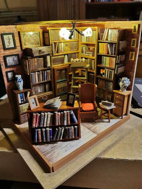 Library Diorama, Dollhouse Study, Doll Furniture Tutorial, Room Box Miniatures, Bookshelf Art, Mini Library, Miniature Rooms, Dollhouse Kits, Miniature Diy