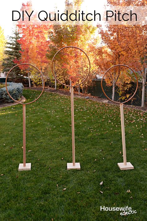 Housewife Eclectic: DIY Quidditch Pitch. How to play Muggle Quidditch! Halloween Platters, Diy Quidditch, Harry Potter Dementors, Harry Potter Party Games, Harry Potter Birthday Party Ideas, Wizard Birthday Party, Quidditch Pitch, Harry Potter Party Decorations, Harry Potter Day