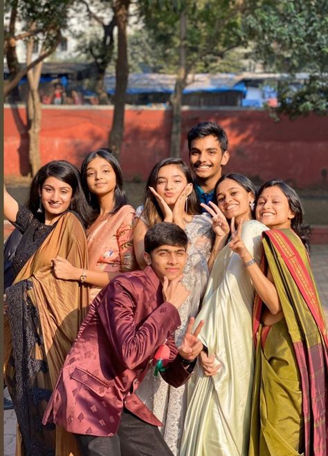 Anushka Sen Farewell Saree, Group Poses For 6 People, Traditional Group Photoshoot, Grp Photo Poses, Traditional Poses For Cousins, Group Picture Poses Aesthetic, Traditional Group Poses, Farewell Group Photos, Saree Group Poses