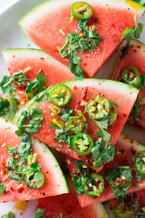 Summer Side Dishes Dessert, Spicy Watermelon Salad, Tooty Fruity, Spicy Watermelon, Summer Vegetarian Recipes, Paleo Vegetarian, Sommer Mad, Watermelon Salad, Watermelon Recipes