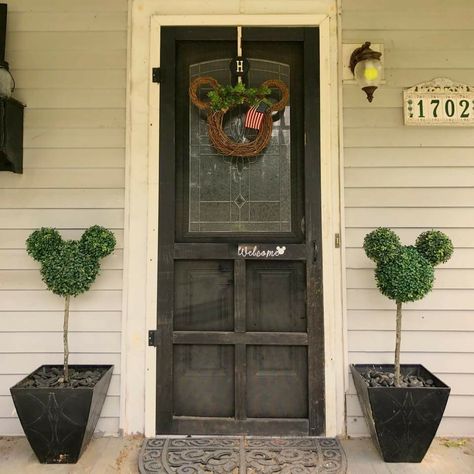 Welcome home Disney At Home, Front Porch Remodel, Diy Flower Wall, Porch Remodel, House Front Porch, Door Signs Diy, Disney Rooms, Disney Home Decor, House Front Door