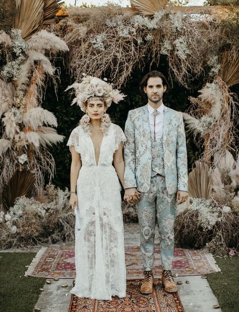 Boho Wedding Bride And Groom, Unique Groom Outfit, Masculine Wedding Dress, Boho Wedding Outfit, Boho Wedding Couple, Hipster Wedding, Boda Mexicana, Wedding Los Angeles, Green Wedding Shoes