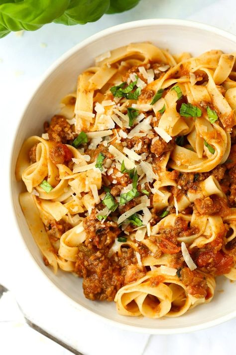 How to make Spaghetti Bolognese (with Hidden Vegetables!) This easy Spaghetti Bolognese recipe is always a winner. A quick midweek meal, this beef mince dish includes hidden vegetables and is perfect for freezing. #tamingtwins #bolognese #hiddenvegetables #ragu #beefmince Sausage Tagliatelle, Batch Cooking Ideas, Vegetable Bolognese, Easy Spaghetti Bolognese, Batch Cooking Recipes, Spaghetti Bolognese Recipe, Hidden Vegetables, Healthy Budget, Pasta Noodle Recipe