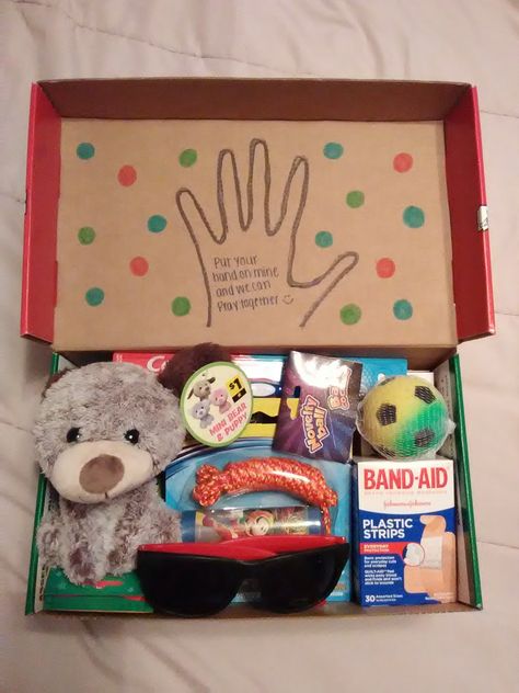 Hope Box Ideas, Christmas Shoe Box Ideas Kids, All About Me Shoebox Project, Shoebox Aesthetic, Occ Boxes Ideas, Occ Shoebox Ideas Diy, Christmas Shoebox Ideas Samaritan's Purse, Operation Shoebox Ideas, Shoebox Gifts Operation Christmas Child