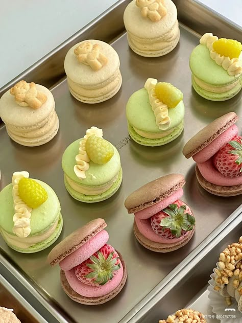 Macarons Design Ideas, Fancy Macarons, Macaron Designs, Macaron Bakery, Cute Macarons, Macaron Wedding, Easy Macaroons Recipe, French Macaroon Recipes, Pastry Design