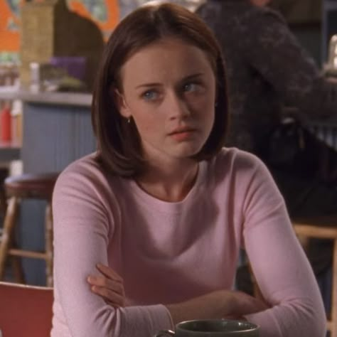 Lizzie Mcguire Aesthetic, Rory Gilmore Icon, Gilmore Girls Outfits, Pink Academia, 2000s Pink, Girl Interrupted, Regina George, Lizzie Mcguire, Pink Coquette