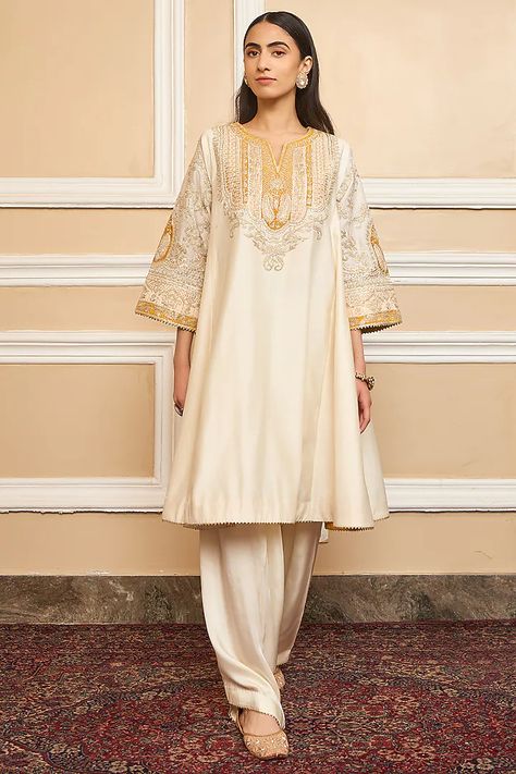 Ivory Silk Chanderi Embroidered Kurta Set Design by Sheetal Batra at Pernia's Pop Up Shop 2023 Sheetal Batra, Pakistani Kurta Designs, Latest Kurta Designs, Embroidery Kurta, Stylish Kurtis Design, Kurti Embroidery, Suit Ideas, Punjabi Outfits, Afghan Jewelry