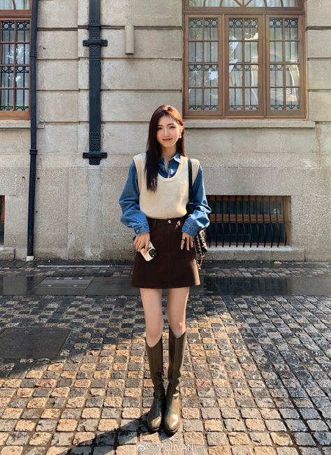 Autumn Ootd Korean, Osaka Street Style, Korean Vest Outfit, Japan Autumn Outfit Women, Korea Spring Outfit, Korean Fall Fashion, Japan Autumn Outfit, Spring Outfits Japan, Japan Ootd