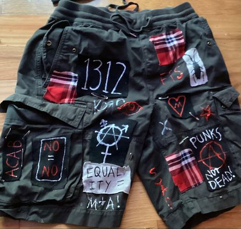 Patch Shorts Punk, Crust Shorts, Punk Moodboard, Alt Diy, Punk Shorts, Work Shorts, Diy Sewing Clothes, The Works, Sewing Clothes