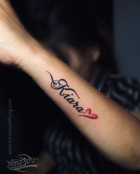 Name Tattoo Ideas For Man, Tatoos Woman Hand Name, Wife Name Tattoo For Men On Arm, Places To Get Name Tattoos, Hand Name Tattoos For Women, Tattoos For Women With Names, Name Tattoos Ideas For Women, Small Name Tattoo Ideas, Wrist Name Tattoos For Women