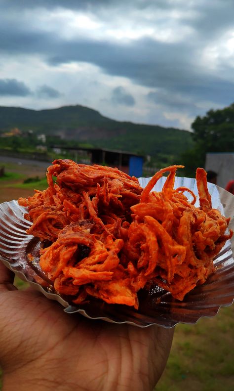 Yummy...... Delicious Kanda bhaji near katraj tunnel.....#foodies #nature  #pune #kanda bhaji #onion pakoda Kanda Bhaji, Onion Pakoda, Night Bike Ride, Photo Art Gallery, Amazing Destinations, Japchae, Pune, Bike Ride, Street Food