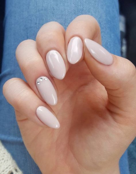 Here we can see how small details as this three rhinestones on ring finger can enrich simple manicure as this in the picture. Oval Nail Art, Nails Elegant, Almond Nails Designs, Super Nails, Almond Nail, Round Nails, Her Nails, Oval Nails, Prom Nails