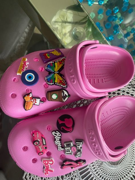 Taffy Pink Crocs, Croc Ideas, Crocs Outfit, Trendy Slippers, Pink Crocs, Crocs Fashion, Ballerina Pink, Birthday List, Crocs Shoes