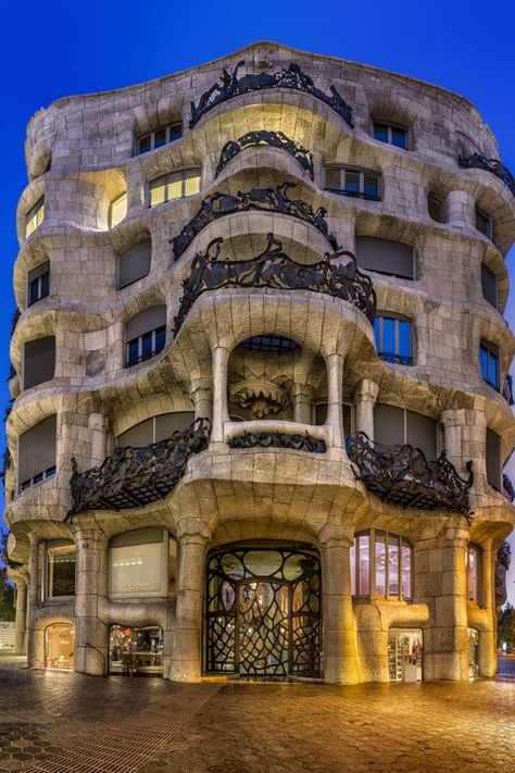 Antoni Gaudi Architecture Art Nouveau Arquitectura, Casa Mila, Gaudi Architecture, Barcelona Architecture, Gaudi Barcelona, La Pedrera, Istoria Artei, Antonio Gaudí, Unusual Buildings