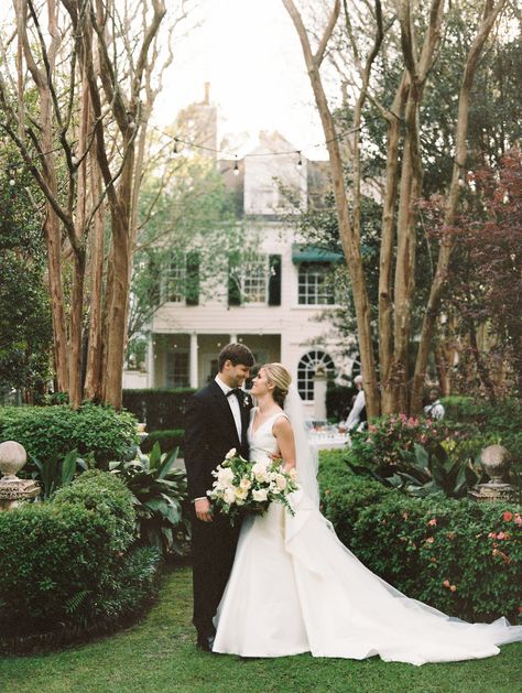 A Classic Garden Wedding in Covington, Louisiana Classic Garden Wedding, Louisiana Wedding Venues, Covington Louisiana, Louisiana Wedding, Tent Set Up, Garden Chic, Couture Cakes, Garden Wedding Venue, Bella Bridesmaid