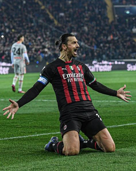 Ibrahimovic Milan, Manchester City Wallpaper, Zlatan Ibrahimovic, Football Images, Zlatan Ibrahimović, Football Photos, Football Art, Love Football, Football Pictures