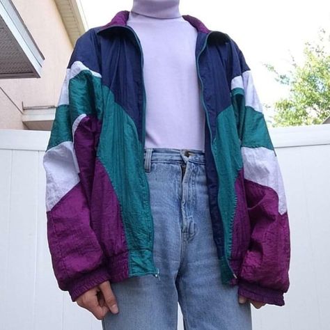 Windbreaker Outfit Ideas, Vintage Windbreaker Outfit, 80s Aesthetic Outfits, Winter Fashion For Women, Nyc Fashion Winter, 80s Inspired Outfits, Windbreaker Outfit, Outfit Retro, Colorful Jacket