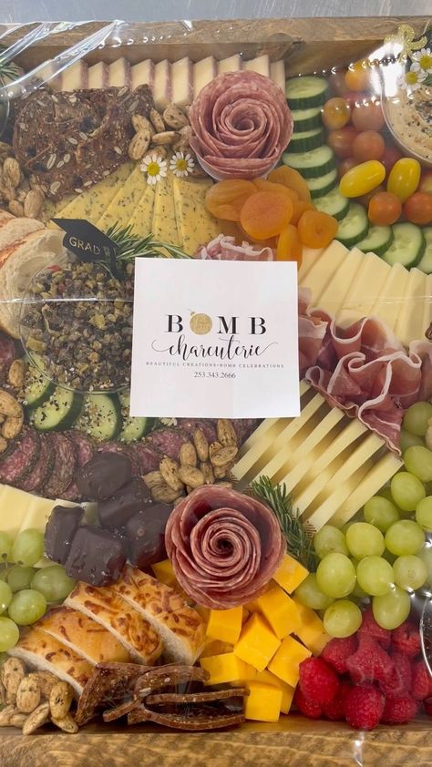 bombcharcuterie on Instagram: For a long time I wrapped my boards with plastic food wrap. Switched it up to cellophane and love the crisp look! First off, make sure… Charcuterie Board Wrapping Ideas, Wrapping A Charcuterie Board, How To Wrap Charcuterie Board Gift, Greenery For Charcuterie Board, A Charcuterie Board, Charcuterie Inspiration, My Boards, How To Wrap, Party Trays