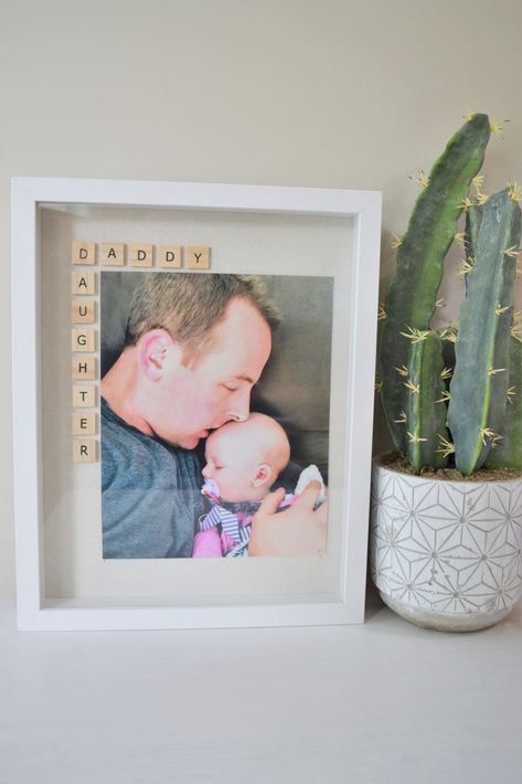 Diy Father's Day Gifts From Baby, Diy Father's Day Crafts, Diy Father's Day, Fathers Day Gifts Ideas, 1st Fathers Day Gifts, Diy Gifts For Dad, Frame Making, Fathers Day Photo, Photo Frame Gift