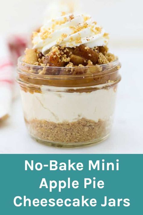 Mini Apple Pie Cheesecake, Cheesecake Salted Caramel, Brown Sugar Cheesecake, Dessert Jar, Mason Jar Desserts Recipes, Baked Caramel Apples, Jar Cakes, Cheesecake Jars, Mason Jar Cakes