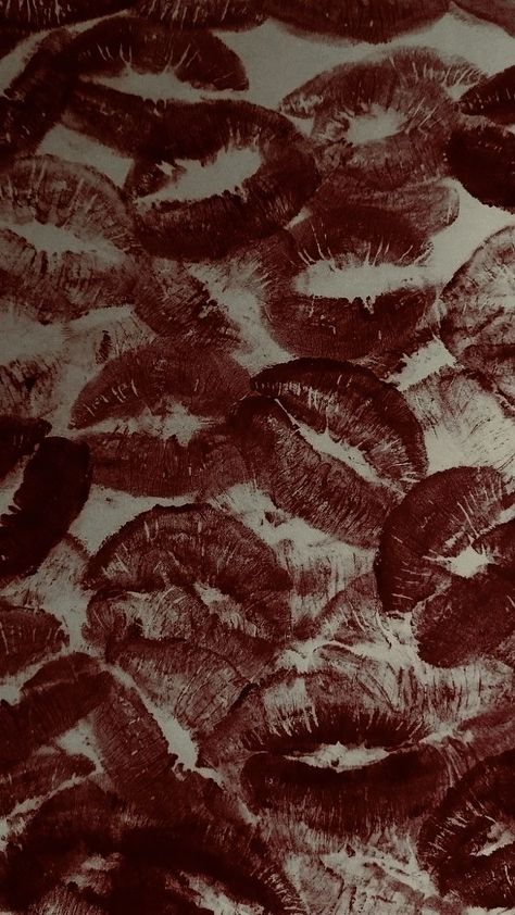 Red Brown Black Aesthetic, Wallpaper Aesthetic For Wall, Red And Brown Background, Saba Core Aesthetic, Lipstick Print Wallpaper, Dark Fem Aesthetic Wallpaper, U2k Wallpaper, Porofayl Set, Fundaluri Telefon Aesthetic