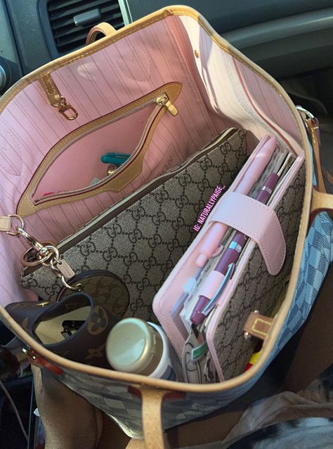 Big Purse Aesthetic, Everyday Bag Essentials, Pretty School Supplies, What's In My Purse, Backpack Essentials, Inside My Bag, Luxury Bags Collection, Pink Lifestyle, Nurse Bag