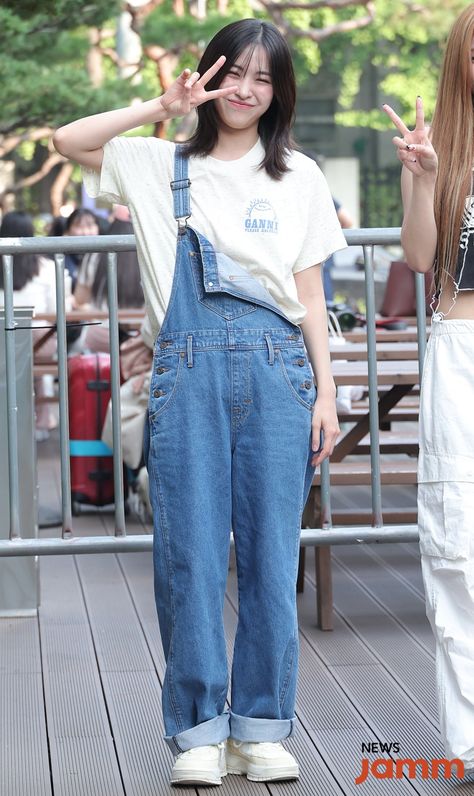 Ryujin Fashion, Itzy Photo, Overalls Outfit, Outfit Streetwear, Itzy Ryujin, Men Fashion Casual Outfits, Kpop Fashion Outfits, Clothing Hacks, I Love Girls