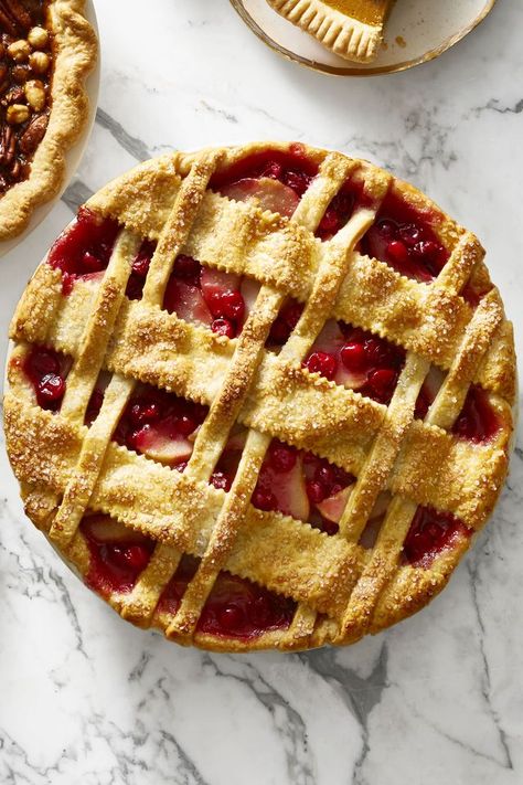 Cranberry-Pear Lattice Pie - Thanksgiving Desserts Christmas Dessert Pie, Thanksgiving Desserts Pie, Fresh Cranberry Recipes, Delicious Thanksgiving Desserts, Lattice Pie, Pie Ideas, Easy Dessert Recipes Christmas, Easter Pie, Cranberry Pear