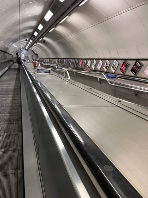 Train Aesthetic London, London Underground Photography, Euston Station London, London Underground Train, London Vibes, London Underground Tube, Rapid Transit, Greater London, County House