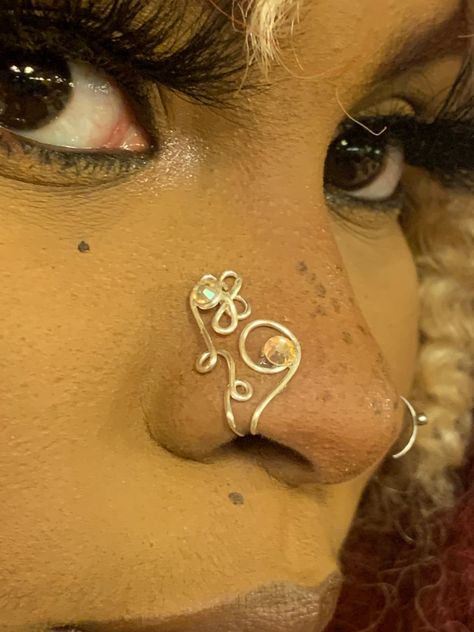 Nose cuff no piercing needed Nose Piercings With Chain, Nose Piercing Styles, Halloween Septum Ring, Nose Ring Cuff, Aesthetic Ear Piercings, Nose Ring Aesthetic, Nose Piercing Aesthetic, Eyelid Piercing, Nostril Piercing Jewelry