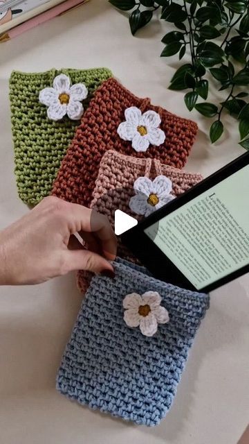 Diy Hair Accessories Tutorial, Phone Bag Crochet, Crochet Phone Cover, Diy Knit Blanket, Crochet Ornament Patterns, Crochet Boho Bag, Crochet Phone Cases, Crochet Mobile, Crochet Cord