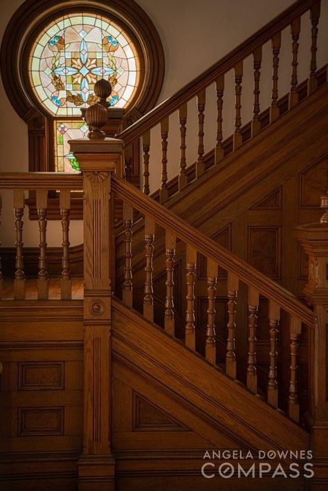 Ornate Staircase, Victorian Stairs, Understairs Toilet, Victorian Staircase, Story Settings, Victorian House Interiors, Timber Staircase, Vintage Homes, Victorian Home Interior