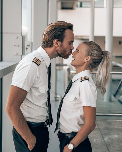 Aviation Motivation, Pilot Uniform, Dental Photography, Airline Uniforms, Women Wearing Ties, Airplane Wallpaper, Pilots Aviation, Flipagram Instagram, Flight Attendant Life