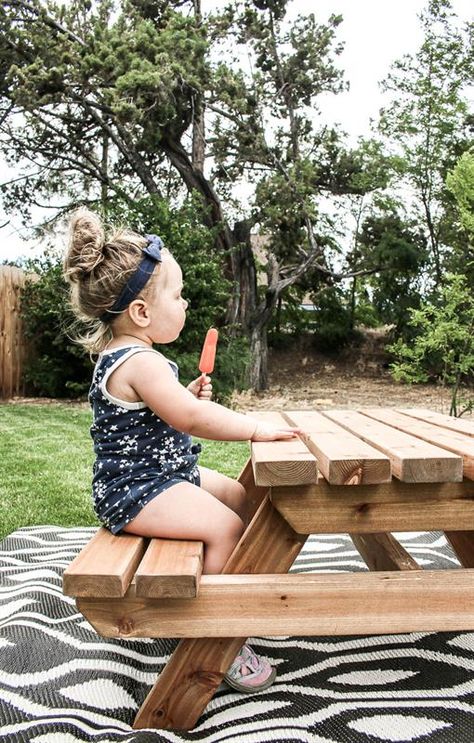 Diy Kids Picnic Table, Toddler Picnic Table, Kids Picnic Table Plans, Kids Play Houses, Im A Cool Mom, Fine Motor Preschool, Diy Platform Bed Frame, Fun Wood Projects, Mini Chalet