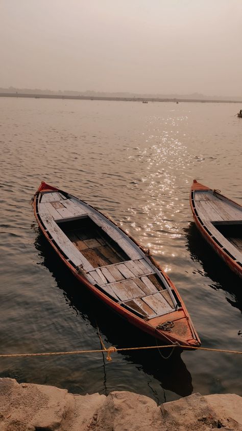 Assi ghat, Varanasi, India 📍 Vintage India Aesthetic, Varanasi Snap, Kashi Ghat, Ghat Photography, Varanasi Ghat Photography, Assi Ghat Varanasi, Varanasi Aesthetic, Varanasi Photography Beautiful, Varanasi Ghat