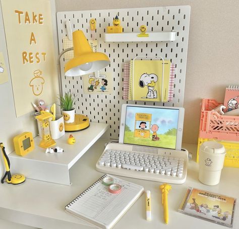 Bluetooth Aesthetic, Aesthetic Typewriter, Typewriter Keyboard, Yellow Desk, Desk Organisation, Dorm Style, Study Desk Decor, Desk Layout, Desk Inspo