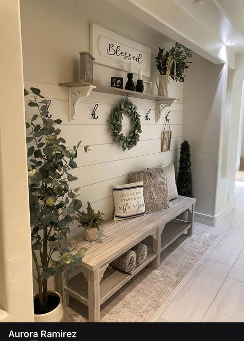 Diy Farmhouse Ideas, Magic Home, Mudroom Decor, Casa Country, Home Design Inspiration, Foyer Decor, Farmhouse Ideas, Hall Decor, Home Entrance Decor