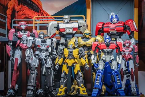 YOLOPARK | A group photo of some cast members from Transformers One. #YOLOPARK #collectibles #Toys #transformers #TransformersOne #transformersone | Instagram Nuh Uh, Collectibles Toys, Transformers Artwork, Transformers Art, Group Photo, Group Photos, A Group, Transformers, Minecraft