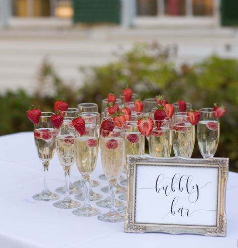 Brunch And Bubbly Birthday Party Ideas, Champagne Serving Ideas, Prosecco Table Ideas, Prosecco Bar Wedding, Pop The Champagne Bridal Shower Ideas, Wedding Welcome Drinks Ideas, Berry Bridal Shower Theme, Champagne Table Display, Champagne Theme Birthday Party