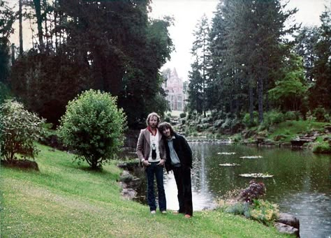 Friar Park, George Harrison Pattie Boyd, Happy Birthday George, While My Guitar Gently Weeps, Guys Trip, Beatles George Harrison, Unusual Pictures, Beatles Band, Beatles George