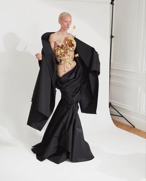 schiaparelli aw2021 Schiaparelli Dress, Schiaparelli Couture, Haute Couture Dresses, Creation Couture, Fashion Project, Black Gown, Fantasy Fashion, This Man, Types Of Fashion Styles