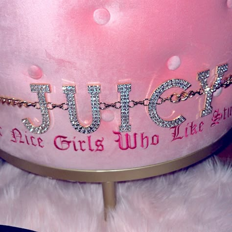 Boujee Decor, Juicy Couture Christmas, Juicy Couture Home Decor, Iphone Layouts, Juicy Couture Aesthetic, Juicy Couture Clothes, Trashy Y2k Aesthetic, Pink Glitter Wallpaper, Mcbling Fashion