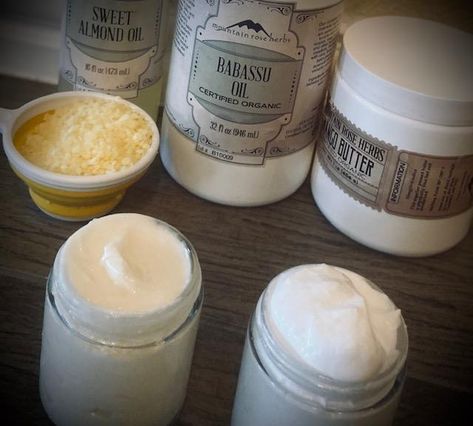 Massage Cream Diy, Massage Lotion Recipe, Whipped Lotion Recipe, Lotion Candle Recipe, Coconut Oil Massage, Diy Massage Oil, Diy Massage, Juniper Berry Essential Oil, Whipped Lotion