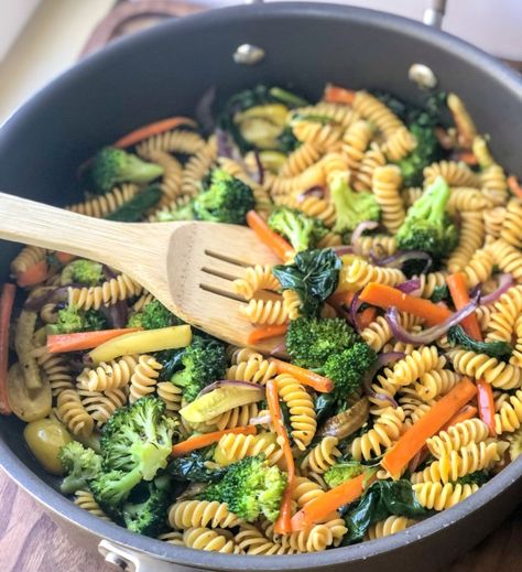 2 Healthy Pasta Meals with Barilla® Chickpea Rotini - Alex Daynes Healthy Pasta Meals, Chickpea Pasta Recipes, Light Healthy Dinner, Healthy Recipes Keto, Easy Pasta Primavera, Caprese Pasta Salad Recipes, Barilla Recipes, Caprese Pasta Salad, Pasta Meals