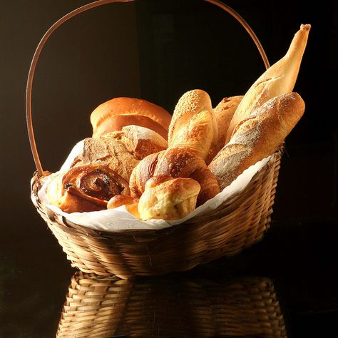 basket of bread Bread Basket Display, Basket Of Bread, Pastry Basket, Mini Croissant, Bakery Store, Mini Croissants, Croissant Breakfast, French Recipes, Chocolate Croissant