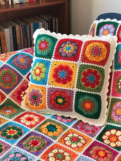 50x50 African Flowers Decorative Throw Festival - Etsy Bright Granny Squares, Tempreture Blanket, Throw Pillow Crochet Pattern, Crochet Home Decor Boho, Crochet Throw Pillow Pattern, Granny Square Color Combinations, Granny Square Pillow Cover, African Flower Crochet Pattern, African Flower Granny Square