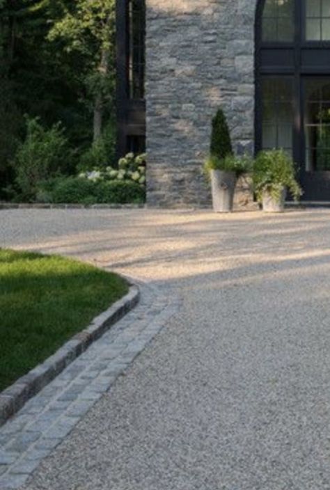 Gravel Driveway Landscaping, Front Driveway Ideas, Cobbled Driveway, Garden Ideas Driveway, Driveway Edging, Driveway Entrance Landscaping, Landscaping Ideas On A Budget, Landscaping Design Ideas, Driveway Paving