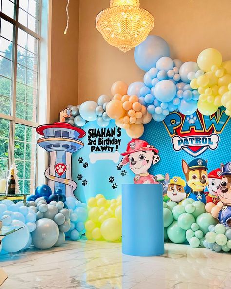 Here’s how you can create a Paw Patrol-themed backdrop that’ll wow your guests: ✨ 1. Choose the Right Color Palette: Stick to the vibrant Paw Patrol colors—red, blue, yellow, and green. This sets the perfect tone for the adventure! 🎈 2. Include Key Characters: Incorporate your child’s favorite pups with large cutouts or balloons of Chase, Marshall, Skye, and the rest of the gang. 🌟 3. Add Textures: Use balloons, streamers, and fabric to give the backdrop depth and dimension. A mix of gloss... Paw Patrol Birthday Balloons, Paw Patrol Bday Party, Paw Patrol Backdrop, Skye Paw Patrol Party, Paw Patrol Balloons, Paw Patrol Party Decorations, Baby Birthday Themes, Paw Patrol Coloring, Paw Patrol Birthday Party